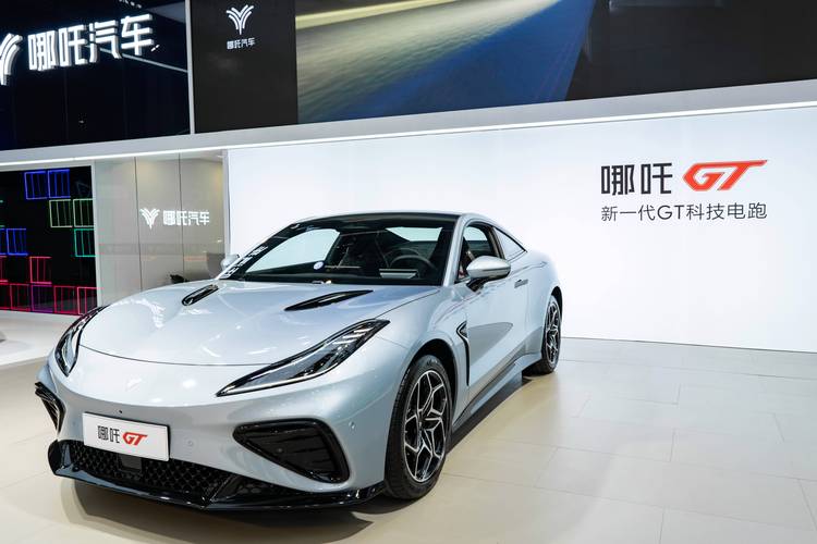 东莞258哪吒汽车在智能汽车领域的表现，领途汽车在新能源汽车市场中的影响力